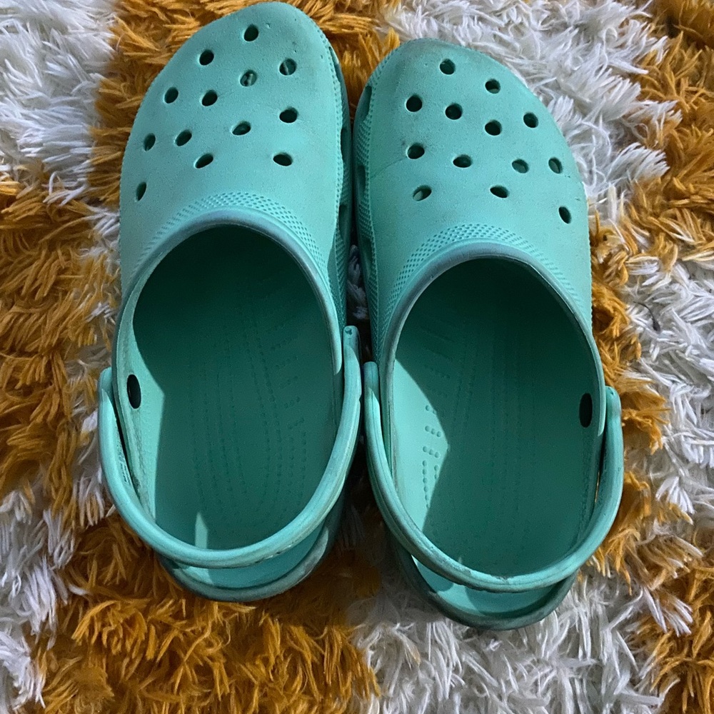 SOLD‼️Vibrant Aqua Crocs